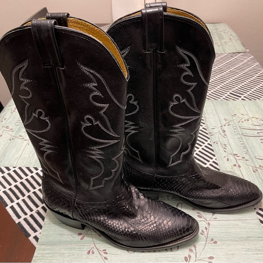 *SOLD* Cavender’s Black Genuine Python boots size 10EE.